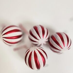 A RED AND WHITE ORNAMENT COLLECTION WITH A GOLDEN LIGHT UP STAR